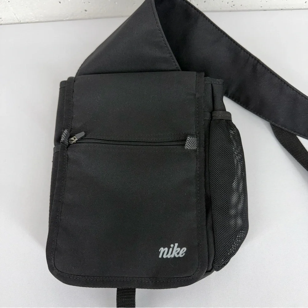 Vintage Nike Black Crossbody Sling Bag